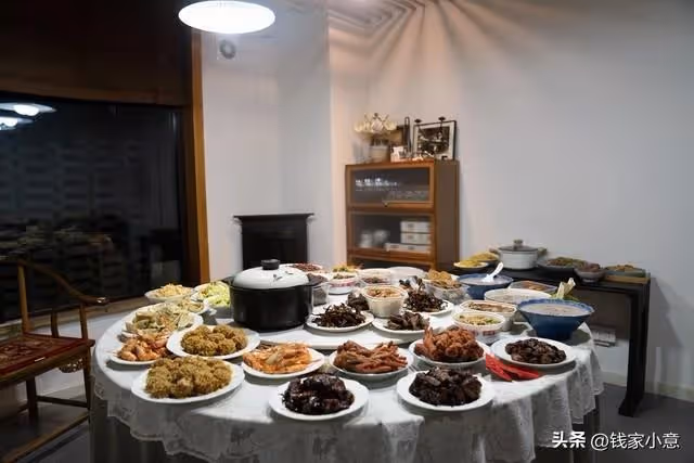 奶奶到處炫耀二叔是大官，過年家庭聚會，二叔卻死活不願跟她同桌