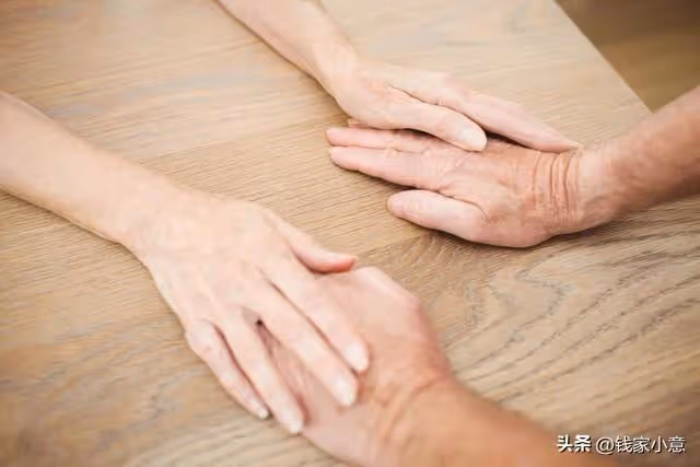 小姑有存款幾十萬,從不借錢給別人,父親患病後,她卻送來十萬元