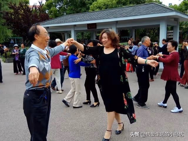 參加了三個老年團,見識了圈子的醜陋現象後,我決定一個人玩更好