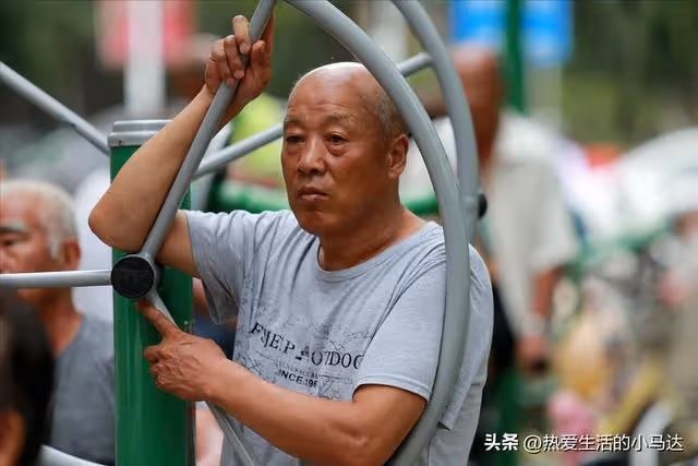 暑假去看孫子,住了6天被兒媳立4條規矩後,我做出一個狠心的決定