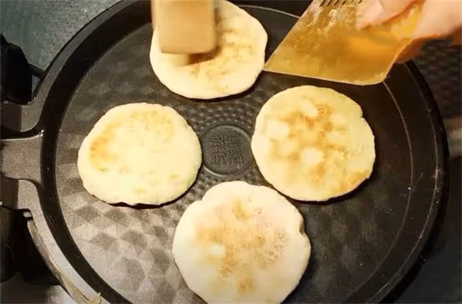 燒餅夏天新做法,不用烤箱,外酥里軟吃不膩,終於不用出去買了