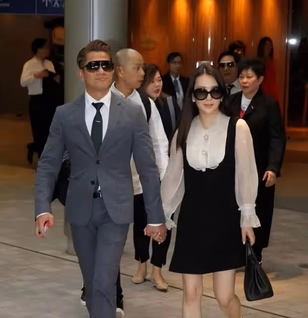 天王嫂直播帶貨48塊的戒指，網友暗指生活費給不夠，婚姻不幸福