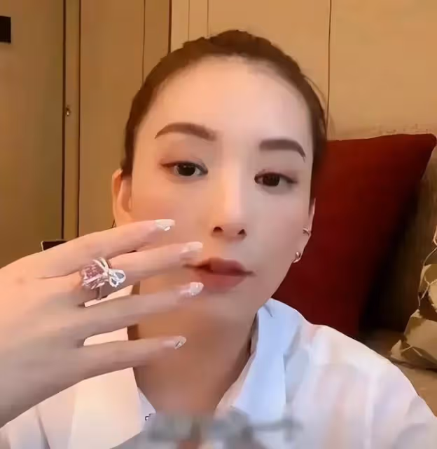 天王嫂直播帶貨48塊的戒指，網友暗指生活費給不夠，婚姻不幸福