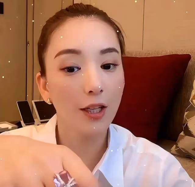 天王嫂直播帶貨48塊的戒指，網友暗指生活費給不夠，婚姻不幸福