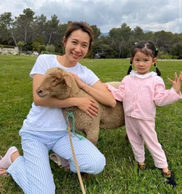富貴!前港姐曬法國私人莊園,未婚先孕嫁大25歲富商今年再誕一子