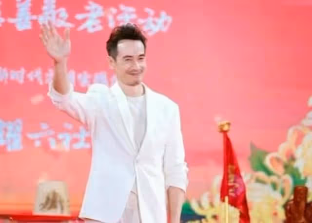 深受歡迎!TVB知名視帝內地登台獲大媽圍觀,被曝16萬8獻唱兩首歌