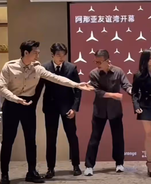 魏大勛李現參加剪彩活動,李現抱對方站C位,兩大帥哥同框好養眼