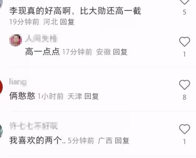 魏大勛李現參加剪彩活動,李現抱對方站C位,兩大帥哥同框好養眼