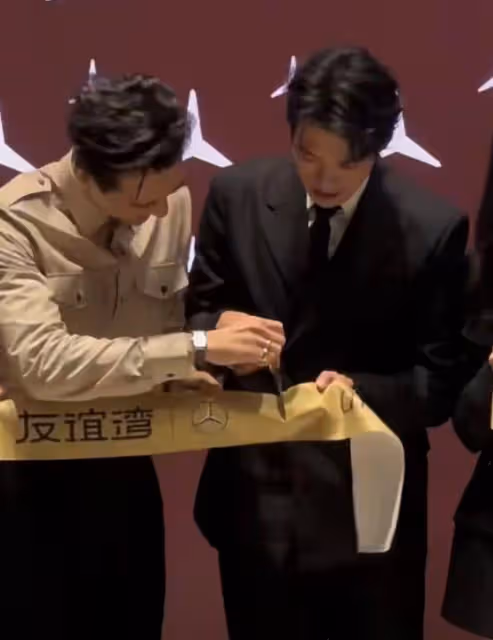 魏大勛李現參加剪彩活動，李現抱對方站C位，兩大帥哥同框好養眼