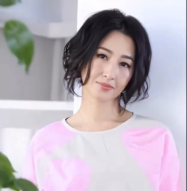 張家輝女友跟自己擠30平出租房,承諾「好的未來」誰知見父母那天,卻發現她家豪宅居然400平,當場嚇傻