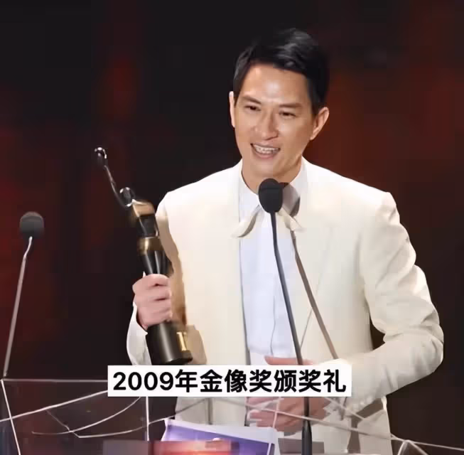 張家輝女友跟自己擠30平出租房,承諾「好的未來」誰知見父母那天,卻發現她家豪宅居然400平,當場嚇傻