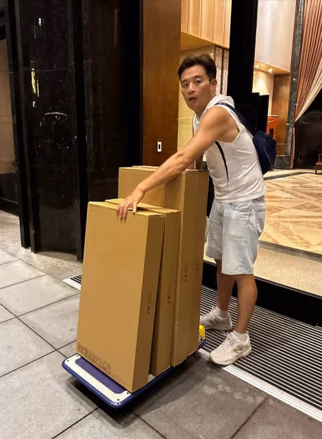 為賺錢拚了?他驚見「48歲林佑星轉行送貨員」,警衛「把他帶到倉庫」本人回應了