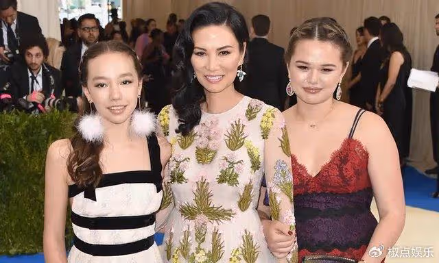 鄧文迪倆女兒絕了!靠媽媽贏得290億,一個甜美可愛一個顏值高級