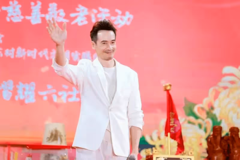 陳豪佛山登台唱歌超受歡迎!網民:大媽太熱情了!