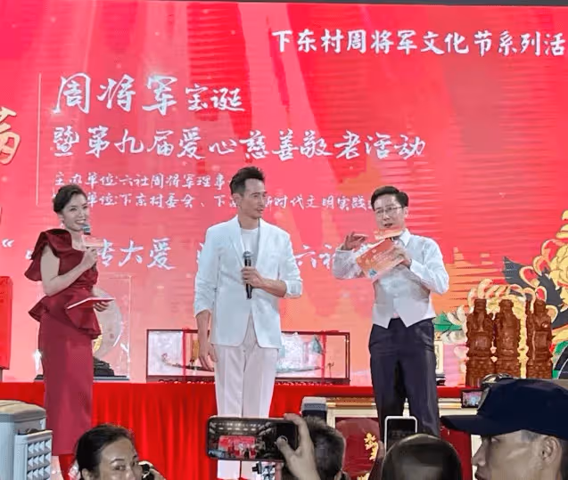 陳豪佛山登台唱歌超受歡迎!網民:大媽太熱情了!