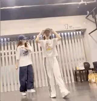 李小璐久違曬女兒跳舞進步大,網友卻吐槽硬是把甜馨引上嘻哈之路