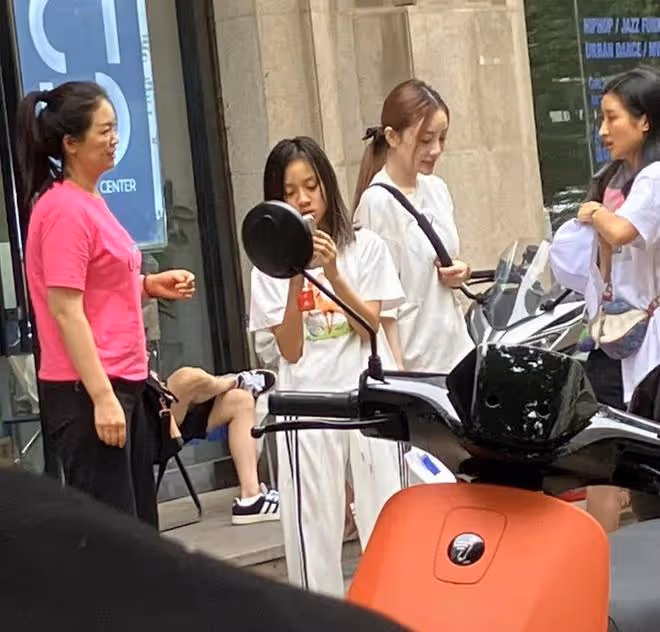 李小璐久違曬女兒跳舞進步大,網友卻吐槽硬是把甜馨引上嘻哈之路