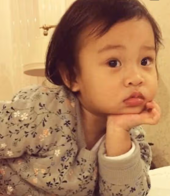 李小璐久違曬女兒跳舞進步大,網友卻吐槽硬是把甜馨引上嘻哈之路