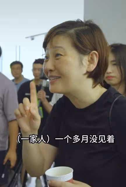 55歲徐帆探班馮小剛，馮導滿臉嫌棄好尷尬，17歲徐朵仍坐媽媽懷裡