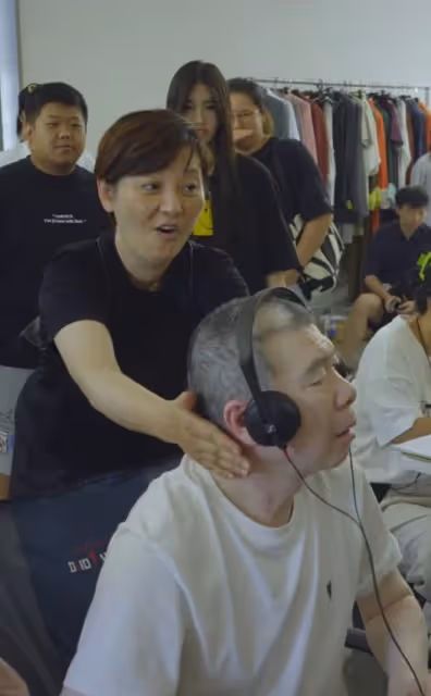 55歲徐帆探班馮小剛，馮導滿臉嫌棄好尷尬，17歲徐朵仍坐媽媽懷裡