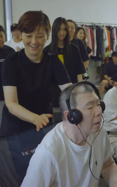 55歲徐帆探班馮小剛，馮導滿臉嫌棄好尷尬，17歲徐朵仍坐媽媽懷裡