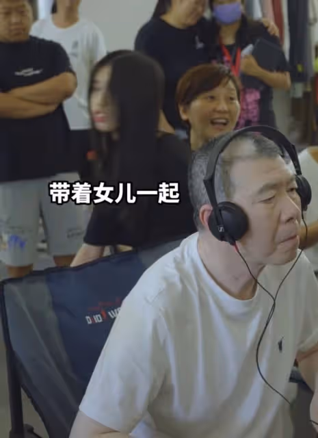 55歲徐帆探班馮小剛，馮導滿臉嫌棄好尷尬，17歲徐朵仍坐媽媽懷裡