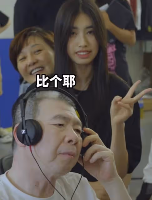 55歲徐帆探班馮小剛，馮導滿臉嫌棄好尷尬，17歲徐朵仍坐媽媽懷裡
