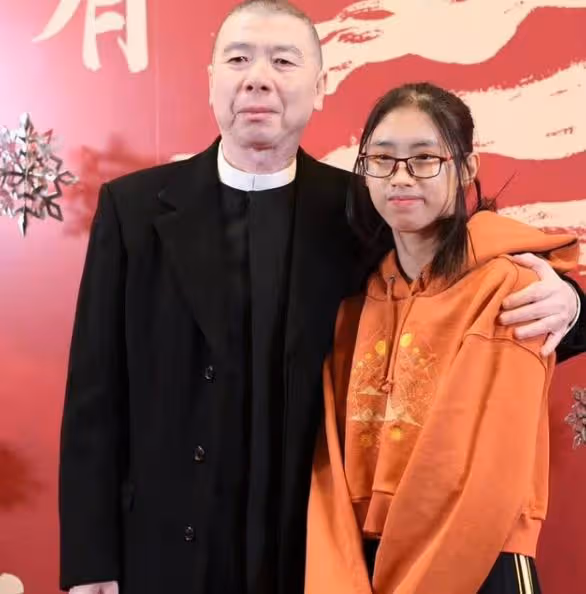55歲徐帆探班馮小剛，馮導滿臉嫌棄好尷尬，17歲徐朵仍坐媽媽懷裡