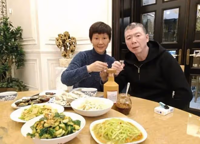 55歲徐帆探班馮小剛，馮導滿臉嫌棄好尷尬，17歲徐朵仍坐媽媽懷裡