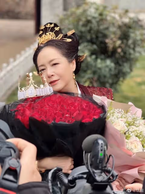 知名星二代與母親慶祝37歲生日!打扮中性像男孩,曾認是同性戀