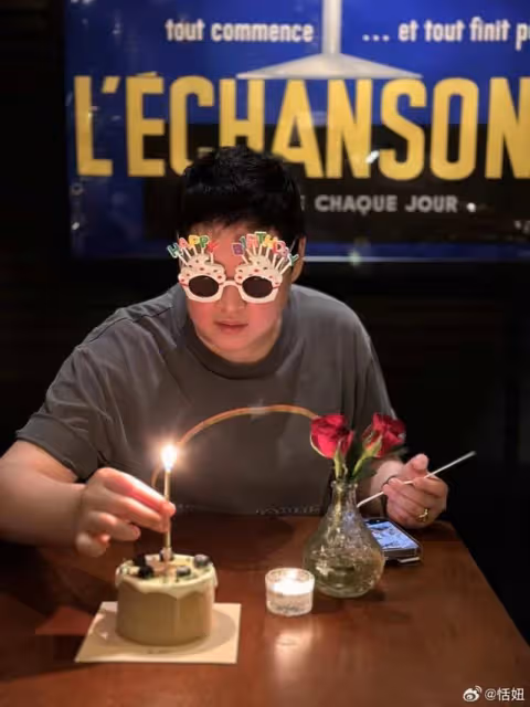 知名星二代與母親慶祝37歲生日!打扮中性像男孩,曾認是同性戀