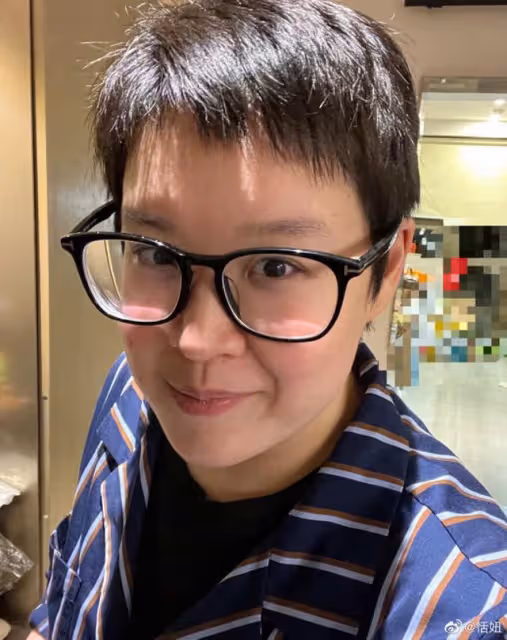 知名星二代與母親慶祝37歲生日!打扮中性像男孩,曾認是同性戀