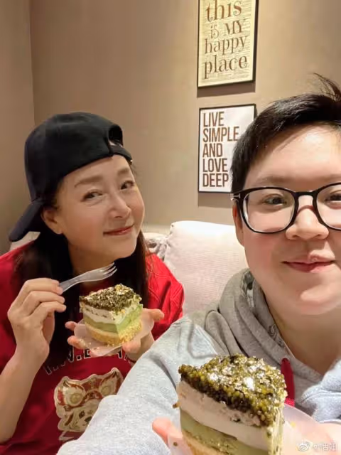 知名星二代與母親慶祝37歲生日!打扮中性像男孩,曾認是同性戀