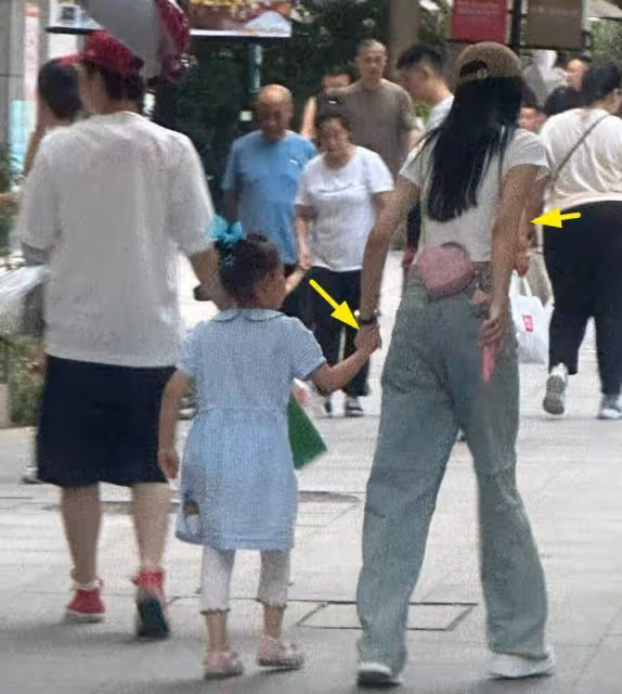 復婚有望?董子健與前妻合體牽手帶娃,孫怡胳膊跟5歲愛女一般細