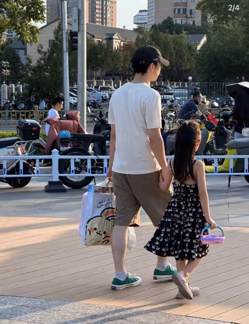 復婚有望?董子健與前妻合體牽手帶娃,孫怡胳膊跟5歲愛女一般細