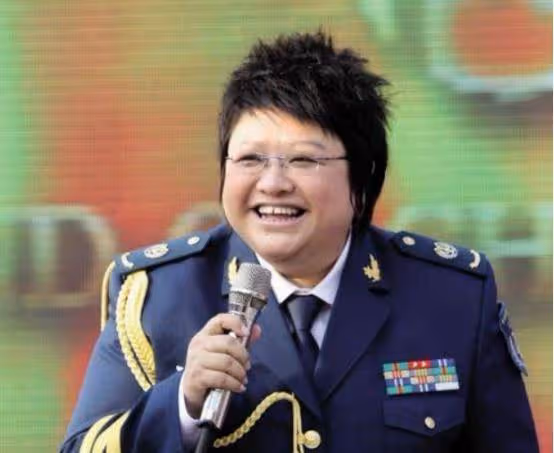 韓紅不再隱瞞,終於說出自己終生不婚的隱情,直言:有她就夠了