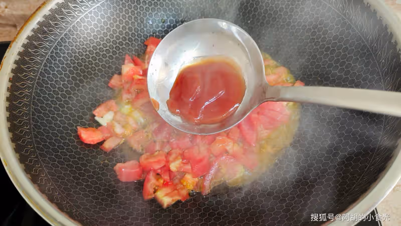 雞蛋請靠邊，原來西紅柿和它更配！酸酸的、脆脆的，靈魂是湯汁拌飯
