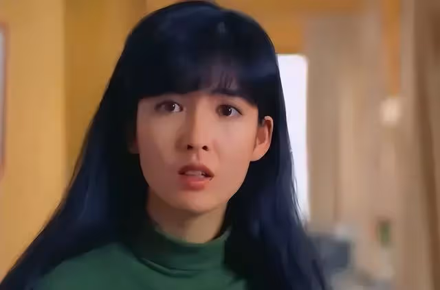 香港知名女神公開分享保養秘訣,生活中熱心慈善,捐贈衣服義賣