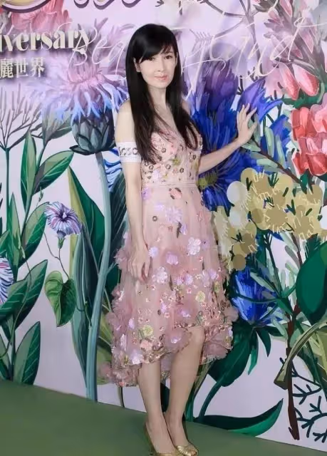 香港知名女神公開分享保養秘訣,生活中熱心慈善,捐贈衣服義賣