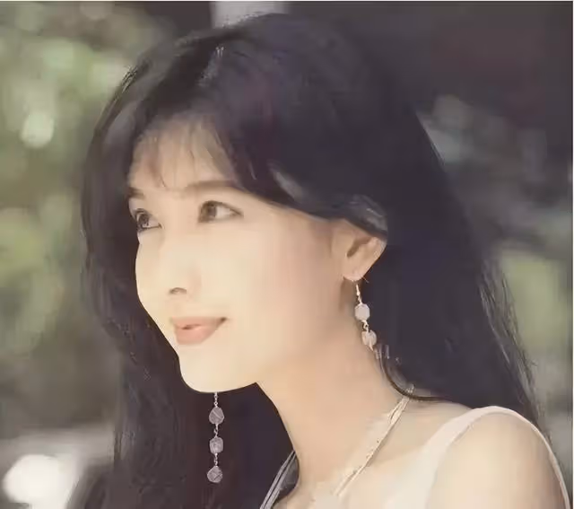 香港知名女神公開分享保養秘訣,生活中熱心慈善,捐贈衣服義賣