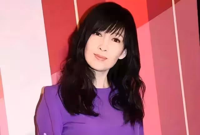 香港知名女神公開分享保養秘訣,生活中熱心慈善,捐贈衣服義賣