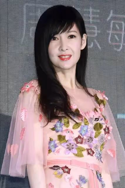 香港知名女神公開分享保養秘訣,生活中熱心慈善,捐贈衣服義賣
