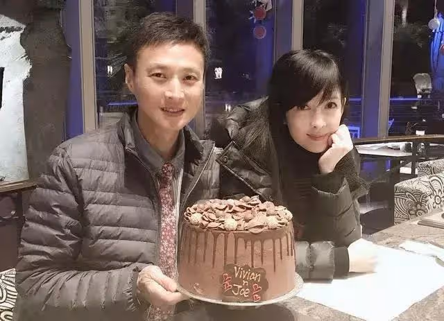 香港知名女神公開分享保養秘訣,生活中熱心慈善,捐贈衣服義賣