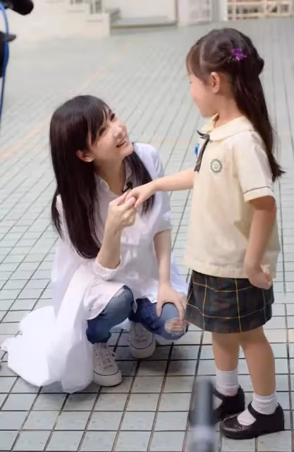 香港知名女神公開分享保養秘訣,生活中熱心慈善,捐贈衣服義賣