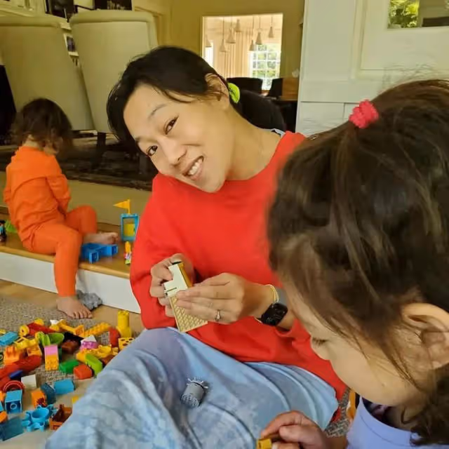 扎克伯格帶妻女看霉霉!臉貼亮片戴五彩手環,面無表情超像機器人