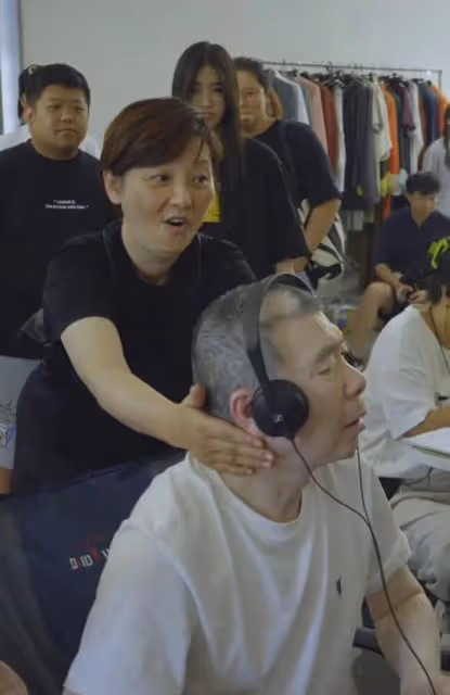 徐帆:帶養女探班,馮小剛白癜風好了仍有斑禿,態度引來不少爭議