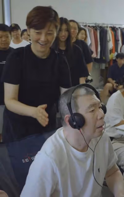 徐帆:帶養女探班,馮小剛白癜風好了仍有斑禿,態度引來不少爭議