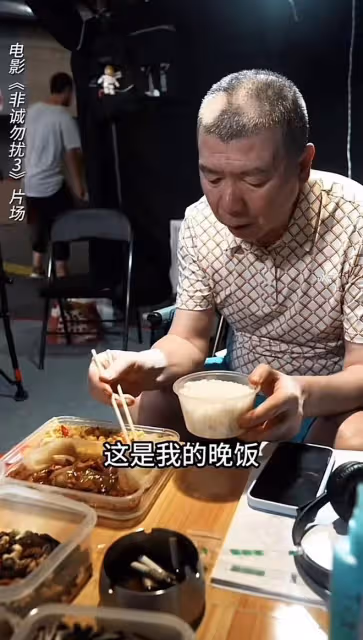 徐帆:帶養女探班,馮小剛白癜風好了仍有斑禿,態度引來不少爭議