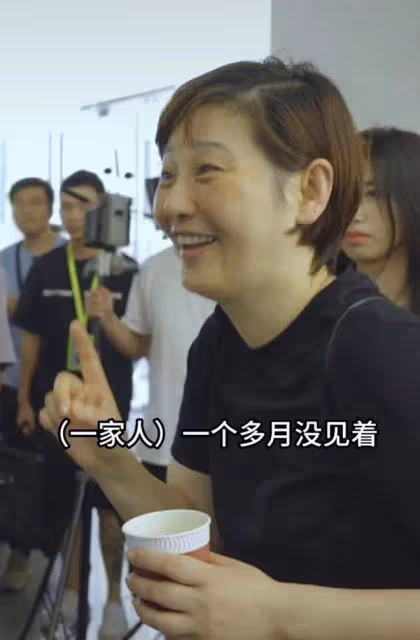 徐帆:帶養女探班,馮小剛白癜風好了仍有斑禿,態度引來不少爭議