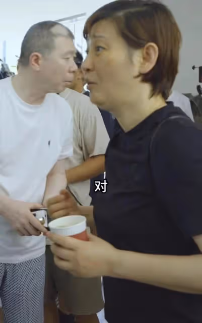 徐帆:帶養女探班,馮小剛白癜風好了仍有斑禿,態度引來不少爭議
